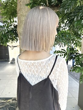 ニモ(NIMO.) ボブにホワイトベージュカラー