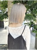 ボブにホワイトベージュカラー