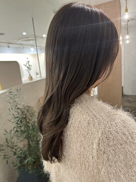 ユッカ 梅田(YUCCA) 【 YUCCA 】大人可愛い/ロング/ウェーブ巻き/オリーブグレージュ