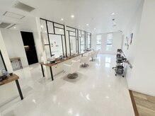 ビームズ トータルビューティー 西中島店(Bee ms Total Beauty)の雰囲気（白を基調とした明るい店内は清潔感があり居心地が良いとの声も◎）