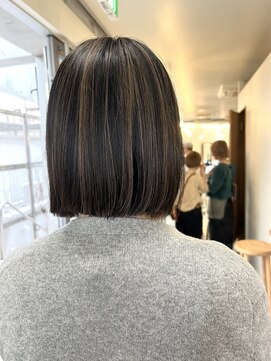 黒髪白髪ぼかしハイライトパッツンミディアム切りっぱなしボブ