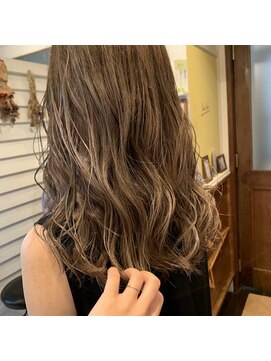 ラレイ(Lalei) ＊ハイライト ベージュカラー 辻幸奈 表参道