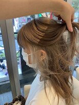 ゼンコー オモテサンドウ(ZENKO Omotesando)&nbsp;大人かわいいインナーホワイトベージュゆる巻きミディ