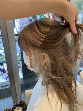 ゼンコー オモテサンドウ(ZENKO Omotesando) 大人かわいいインナーホワイトベージュゆる巻きミディ