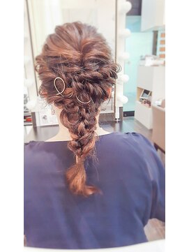 ブラウ ネイル パーティー(Blau Nail Party) 編みおろしヘア