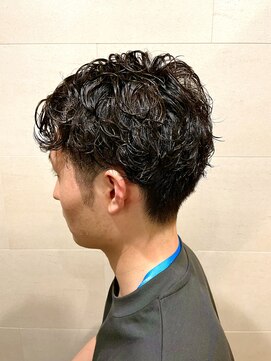 グレイスフル バーバープラチナム 六本木店(Graceful Barber platinum) センターパート外ハネミックススパイラルパーマ
