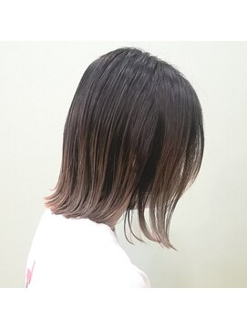 リリス(l'iris) チョコレートベージュルーツカラーブリーチミディぱつっとボブ