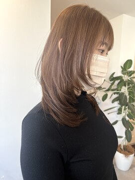 シェリー(Che'ri) レイヤーカットにブリーチなしベージュカラー / MANA