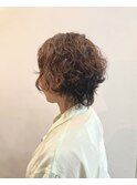 くせ毛を活かすウルフショート