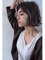 ハニーマスタード(HONEY MUSTARD)&nbsp;コンパクトなボブにポイントカラーで遊びをプラス