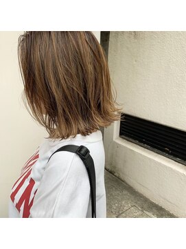 シー 岡崎(,SHE) 切りっぱなしコントラストボブでラフヘアスタイル