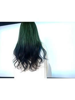 白髪を活かしたカラーで大人女性の魅力を最大限に引き出します！白髪を隠すだけではなく魅せるカラーに♪