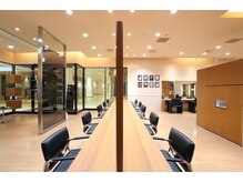モッズ ヘア 二子玉川店(mod's hair)の雰囲気（店内は広々。清潔のある空間づくりを大切にしています。）