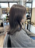 柔らかベージュ_外ハネミディアムヘア