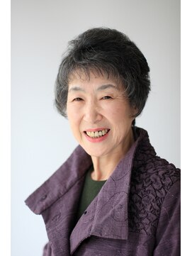 スタジオゼロ(studiozero) シニア　大人カワイイ　大人ショート　グレーヘア　舞鶴カット