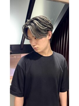 ジゼル(gisele) 【10~20代におすすめ】ハイライト×センターパート