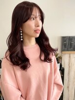 カミエ(kamie) ロングヘアを柔らかピンクに染めて、艶やかに仕上げた上質カラー
