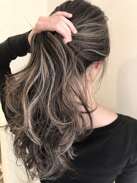 [WONK.] グレージュハイライトポニーテール