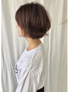 ツイギー 伊賀上ビル店(TWiGGY) アゴラインショート。ニュアンスのある毛先がカジュアル。