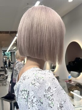 ソル ジングウマエ(SOL JINGUMAE) タッセルボブ切りっぱなしボブミルクティーベージュ外ハネボブ