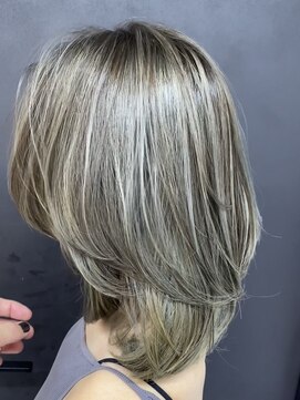 ユーカナヤマ(u Kanayama) 海外セレブ風レイヤー×バレイヤージュでつくる大人の抜け感ヘア