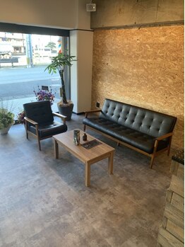 洗練されたシンプルで落ち着いた空間◎席の間隔が広く、施術中も周りを気にせずにゆったりくつろげる。