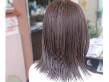 クローバー clover hair&relaxationの雰囲気（極細ハイライトの艶髪ロブ）