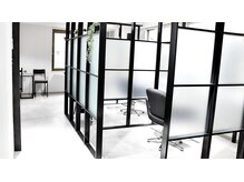 半個室で叶える、上質で落ち着いたサロン空間