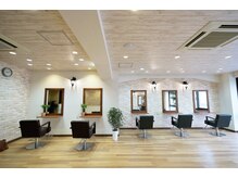 ノーブル ヘア ガーデン(Noble hair garden)の雰囲気（明るく開放感のある店内でゆったりお過ごし頂けます  【千葉】）