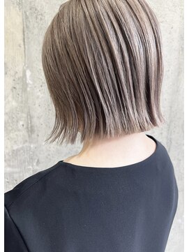 イデア(idea) ミディアムレイヤーカット/ベージュカラーのぱっつんボブ