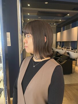 コワファースト 大分(COIFF1RST) アッシュグレージュカラーの切りっぱなしボブ