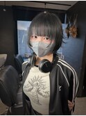 落ちる黒染めウルフカット
