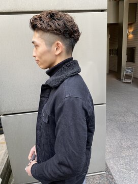 グランドライン(GRAND LINE) アップバング、スキンフェード、ワイルドなパーマ、ツーブロ