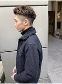 アップバング、スキンフェード、ワイルドなパーマ、ツーブロ