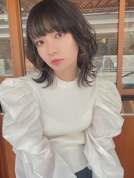 ルービック 高槻(Rubik's) 外ハネエアリーウルフヘア×透明感グレージュ×インナーカラー