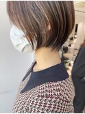 ナチュラルハイライトベージュショートボブ耳かけ