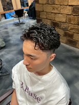 フリック(FLICK)&nbsp;刈り上げツーブロック× 強めスパイラルパーマ