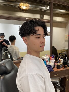 カムレイドフォーライフ(COMRADE 4 LIFE) センターパート パーマ 担当松尾