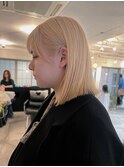 ブロンドヘアの切りっぱなしロブ