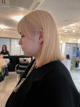 アンプラグド(unplugged) ブロンドヘアの切りっぱなしロブ