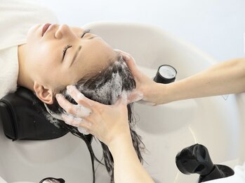 ヘアサロン セロ(Hair Salon SERO)の写真/リラックスと美髪へ導くヘッドスパ！頭皮をケアし心身ともにリフレッシュ。至福の時間をお楽しみください！