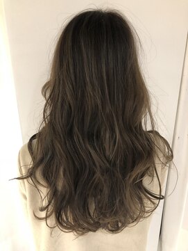 ルッソ チアロ(Lusso chiaro) 波巻きレイヤースタイル　グレージュカラー/30代40代50代