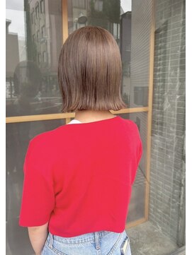 イン(in.) タッセルボブ/ブリーチベージュ/切りっぱなしボブ