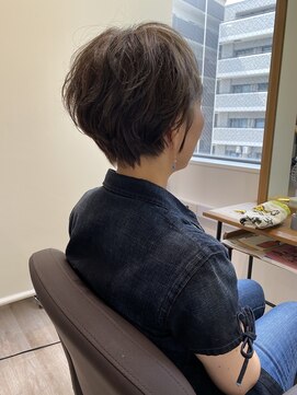 キートス(Kiitos) 丸み くびれ 耳かけハンサムショートに艶カラーお任せください