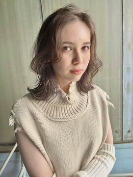 シーア(ciia) 顔まわりレイヤー こなれミディ 暗髪 ニュアンスパーマ レイヤー