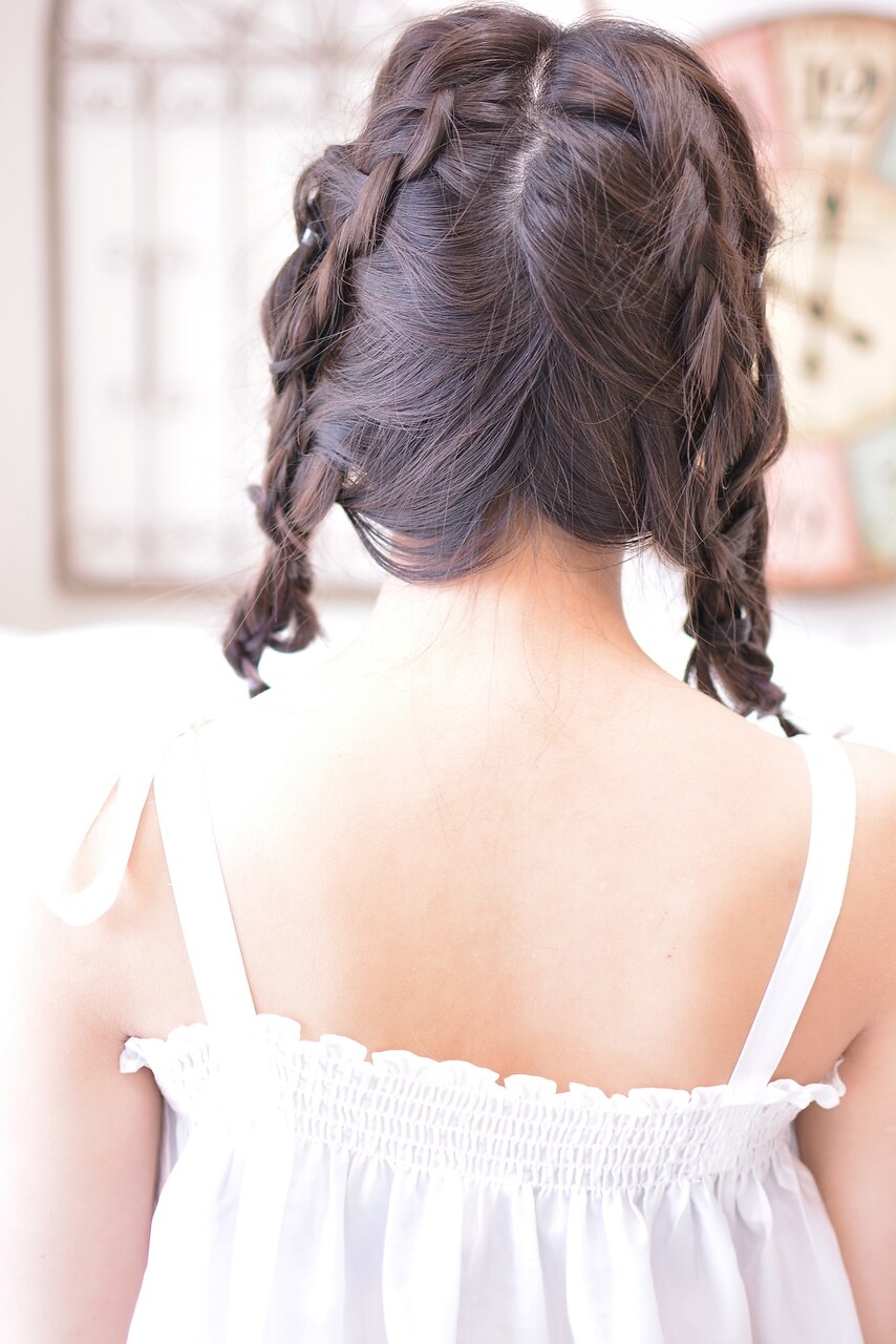おさげ髪 言語学的にマニアックな髪型のプロンプト(Pigtail Braids