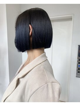 トニーアンドガイ 青山店(TONI & GUY) 切りっぱなしミニボブ × ネイビーブルーのグラデーションカラー