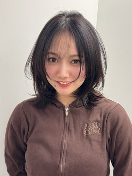 軽やかレイヤーのくびれミディアム