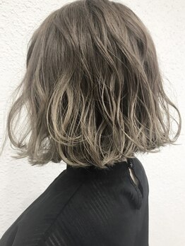 髪にやさしく暗くなりすぎない、上品な髪色を実現。大人女性が楽しむワンランク上のグレイカラー[表参道]