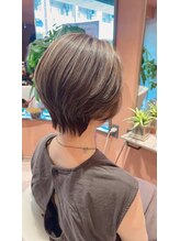 ミア(Mia)&nbsp;【30-50代】白髪ぼかしハイライト×大人ショートで自然にカバー